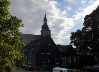 Das Gemeindehaus der evangelischen Kirchengemeinde Lüttringhausen aus Richtung der Heimatbühne, mit der Stadtkirche im Hintergrund. Foto: Sascha von Gerishem
