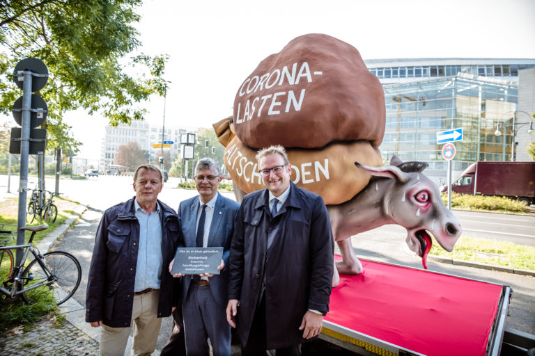 Für die Würde unserer Städte: Parteien bekommen Besuch von satirischem Wagen