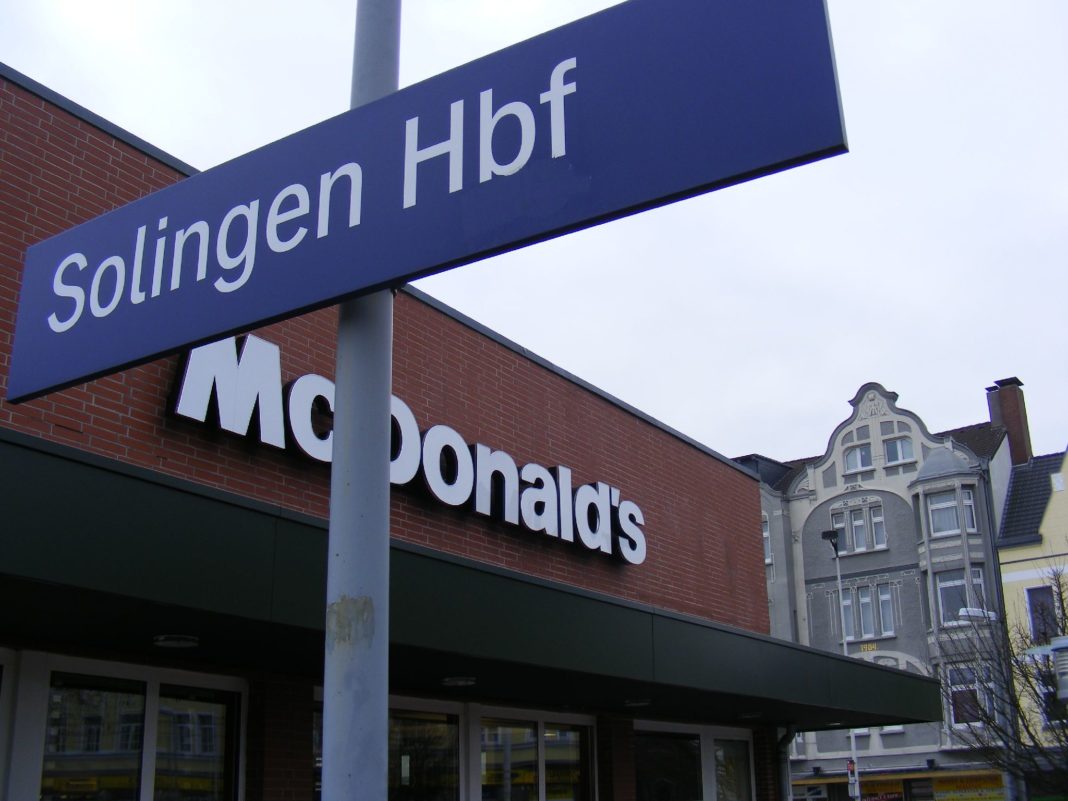 Am Hauptbahnhof in Solingen gibt es auch McDonald's, dort wird aber nicht geimpft. Foto: Sludge G / https://www.flickr.com/photos/sludgeulper/4301717866 (CC BY 2.0)