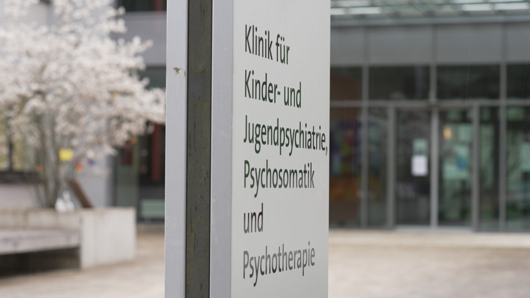 Eingangsschild Kinder- und Jugendpsychiatrie am Universitätsklinikum des Saarlandes. ©ZDF/Frederik Walter