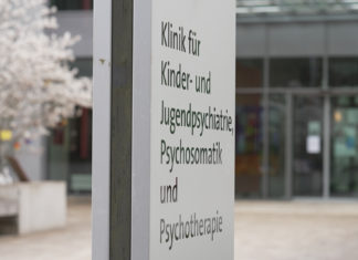 Eingangsschild Kinder- und Jugendpsychiatrie am Universitätsklinikum des Saarlandes. ©ZDF/Frederik Walter