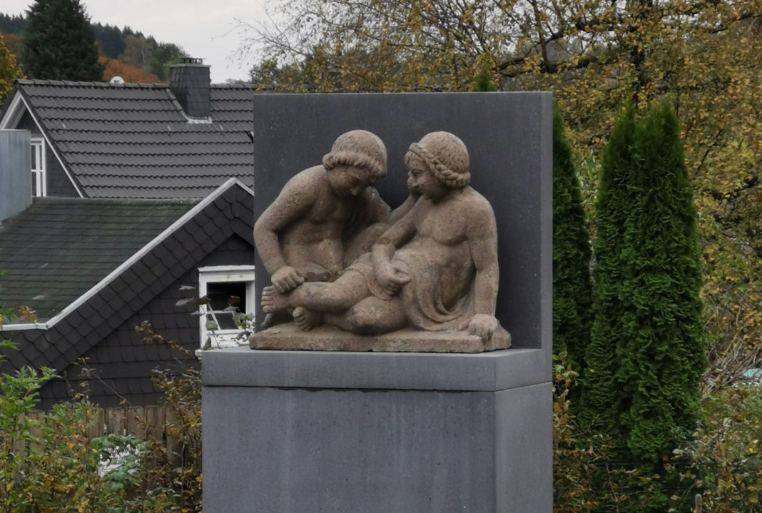 Das Kinderpärchen (Badepärchen) an seinem neuen Standort hinter dem Rathaus in Lüttringhausen. Foto: Maar