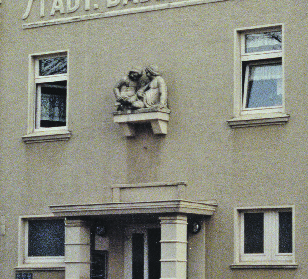 Das Kinderpärchen (Badepärchen) an seinem ursprünglichen Standort an der Fassade der ehemaligen Lüttringhauser Badeanstalt. Foto: Heimatbund-Archiv