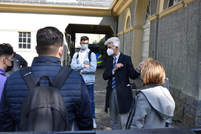 Hans Heinz Schumacher, geschäftsführender Vorstand der Gedenk- und Bildungsstätte Pferdestall, begrüßt Schülerinnen und Schüler. Foto: Peter Klohs