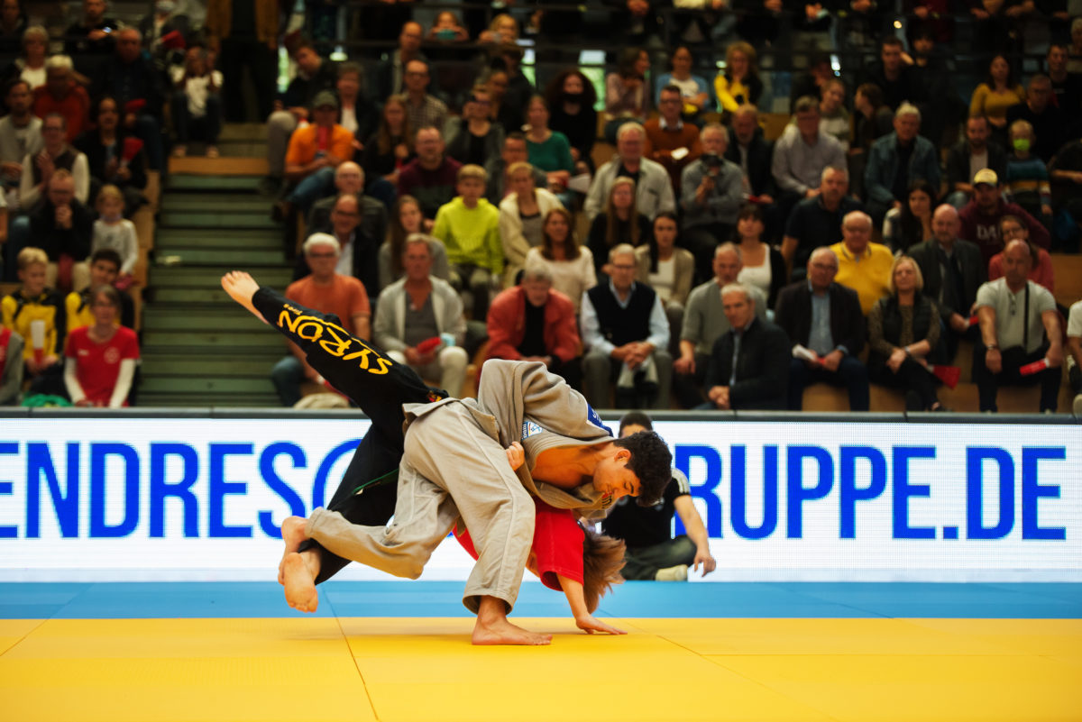 Christos Pintsis (in grau) siegt zweimal spektakulär. Foto: Jürgen Steinfeld