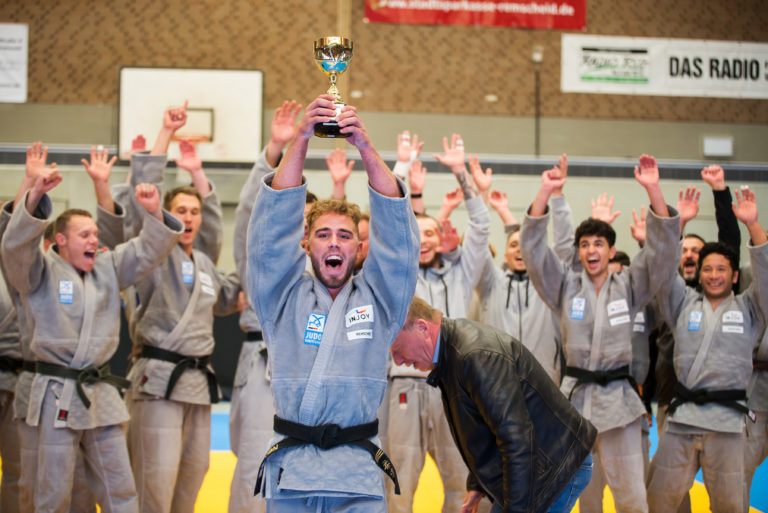 Kapitän Junior Degen mit Pokal und seinem Team. Foto: Jürgen Steinfeld