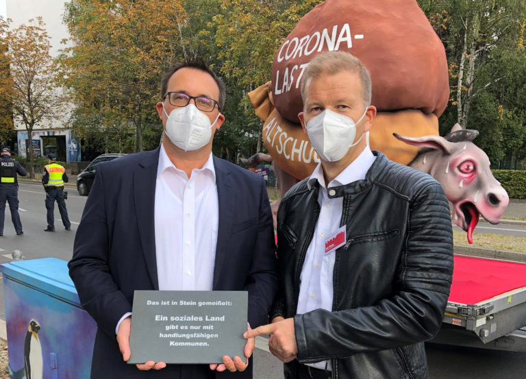 Kommunen gehen in die Knie: Parteien bekommen Besuch von satirischem Wagen