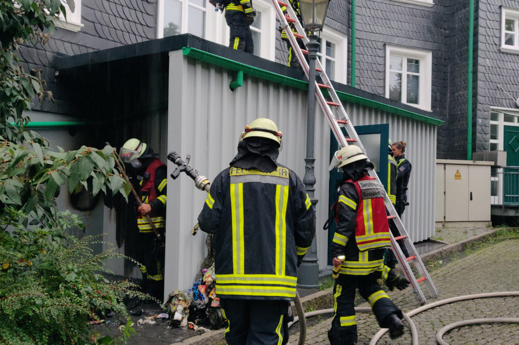 Abfallbrand in der Lenneper Altstadt. Foto: Patrick Gröne / Feuerwehr Remscheid