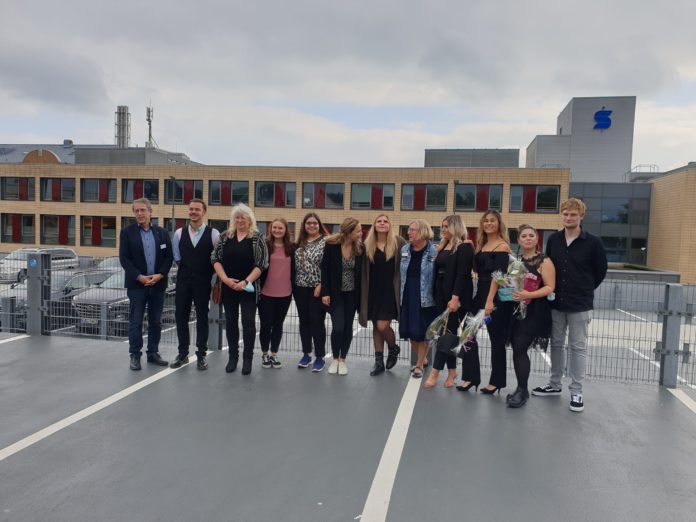 Krankenpflegeexamen am Sana-Klinikum Nach der Examensfeier ging`s für die frisch gebackenen Pflegekräfte und ihre Ausbilderinnen und Ausbilder weiter zum Fototermin auf dem Parkdeck des Klinikums. Foto: Sana-Klinikum Remscheid