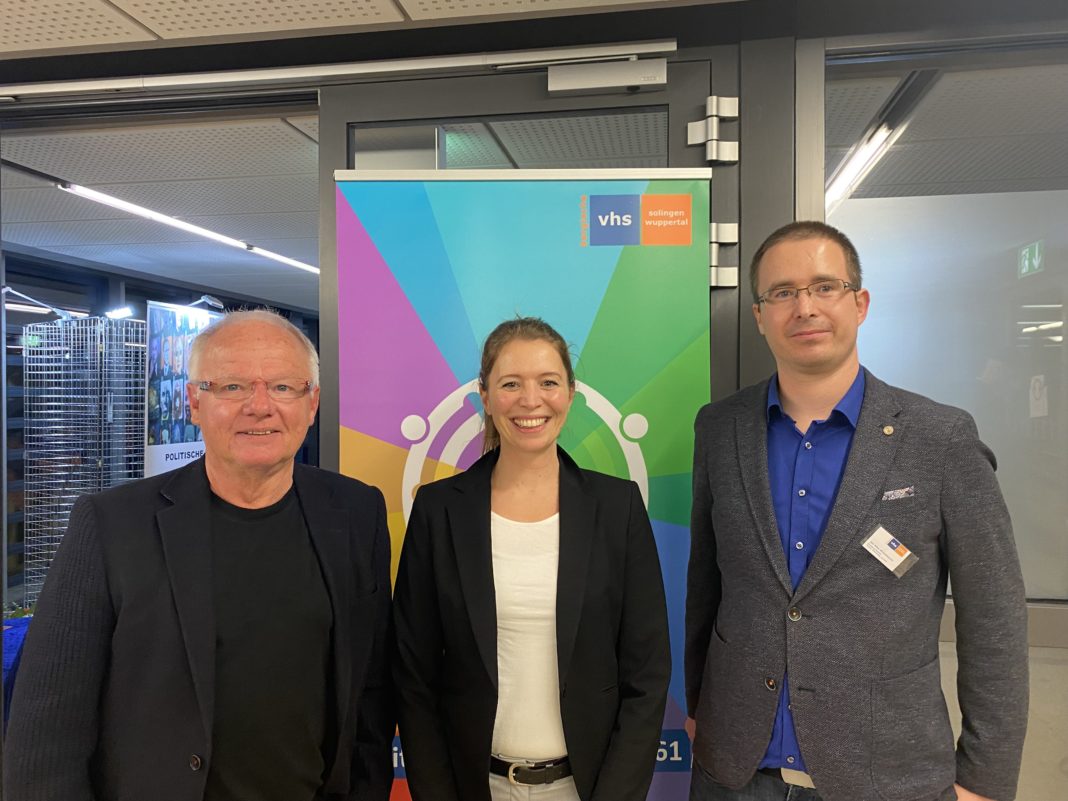 Die Politische Runde feierte 60. Geburtstag: Dr. Detlef Vonde, Anna Lenker-Koukounarakis und Dr. Jan Niko Kirschbaum (v.l.). Foto: Bergische VHS