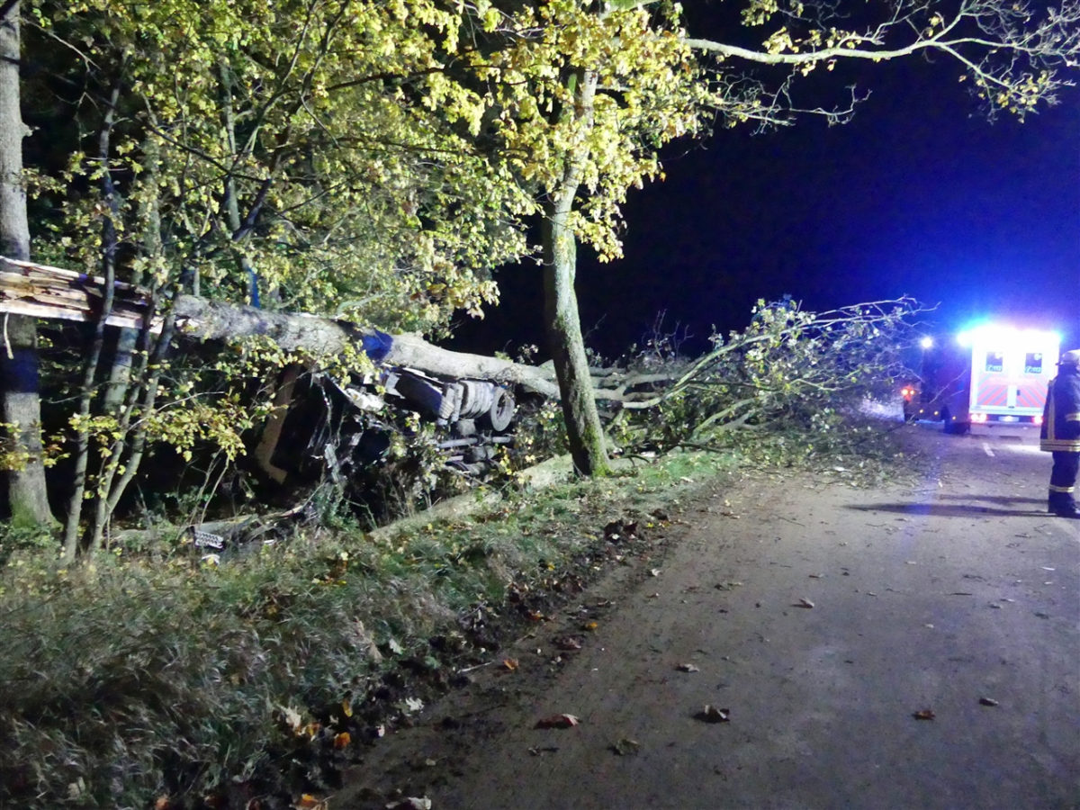 Sattelzug verunglückt - B 483 für mehrere Stunden gesperrt. Foto: Polizei Oberberg