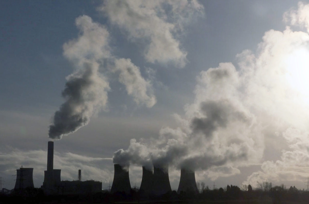 Energi masih dihasilkan di seluruh dunia melalui pembangkit listrik tenaga batu bara.  Batubara adalah bahan bakar yang paling berbahaya bagi iklim.  © Radio Bremen - Sonam Renzen