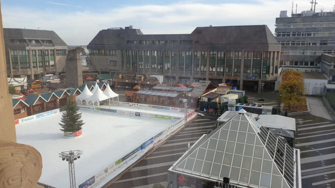 Noch vor der Eröffnung: Blick aus dem Rathaus auf den Remscheider Weihnachtstreff. Foto: Sascha von Gerishem