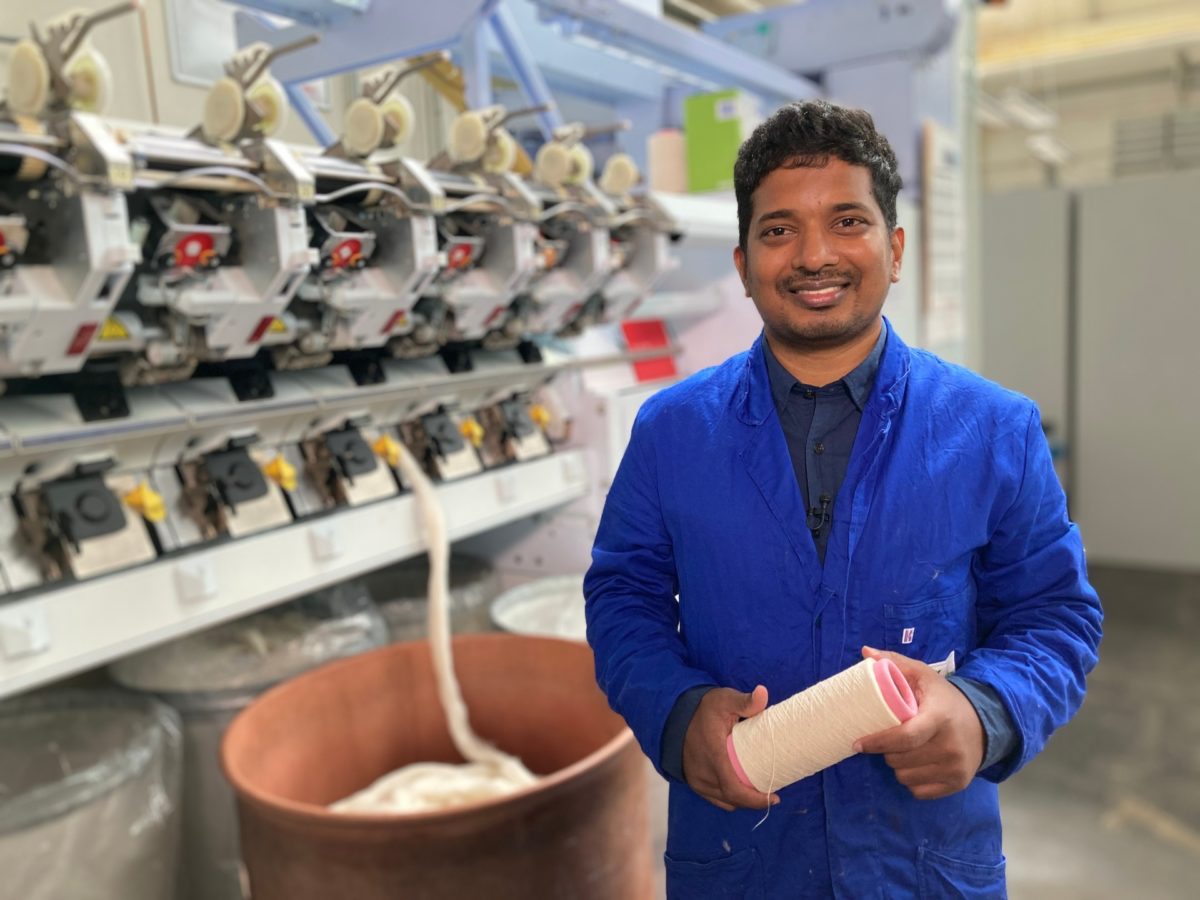 Rony Khan untersucht im Zuge seiner Masterarbeit an der Hochschule Niederrhein in Mönchengladbach die Verwertbarkeit von Fasern aus Ananaspflanzen als Garn. ©ZDF - Philipp Juranek