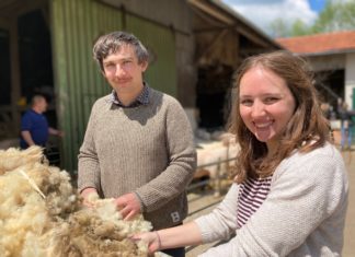 Ruth Werwai und Marten Wellbrock bauen sich Netzwerk aus kleinen Schäfereien auf und retten die Wolle vor dem Müll. ©ZDF - Philipp Juranek