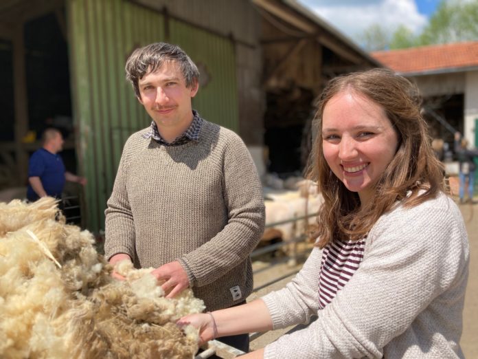 Ruth Werwai und Marten Wellbrock bauen sich Netzwerk aus kleinen Schäfereien auf und retten die Wolle vor dem Müll. ©ZDF - Philipp Juranek