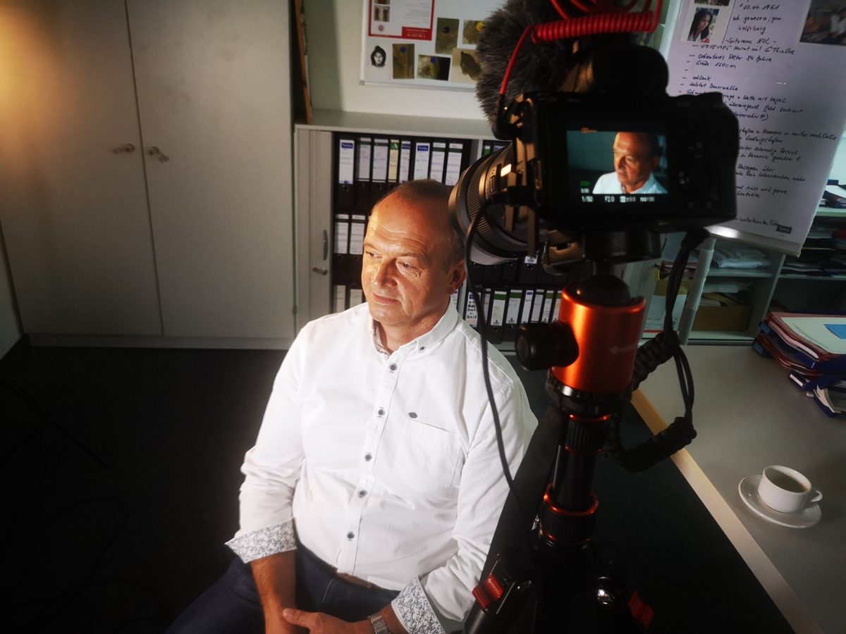Kommissar Frank Bauerfeld sitzt im Büro und gibt ein Interview für den Beitrag „Der Fall Zakia Mansour“. © ZDF - Aylin Mercan