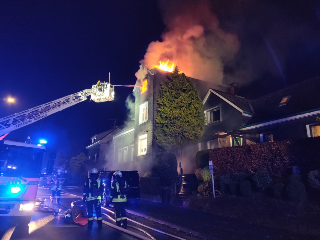 Remscheid: Dachstuhlbrand Wermelskirchener Straße. Foto: Feuerwehr Remscheid