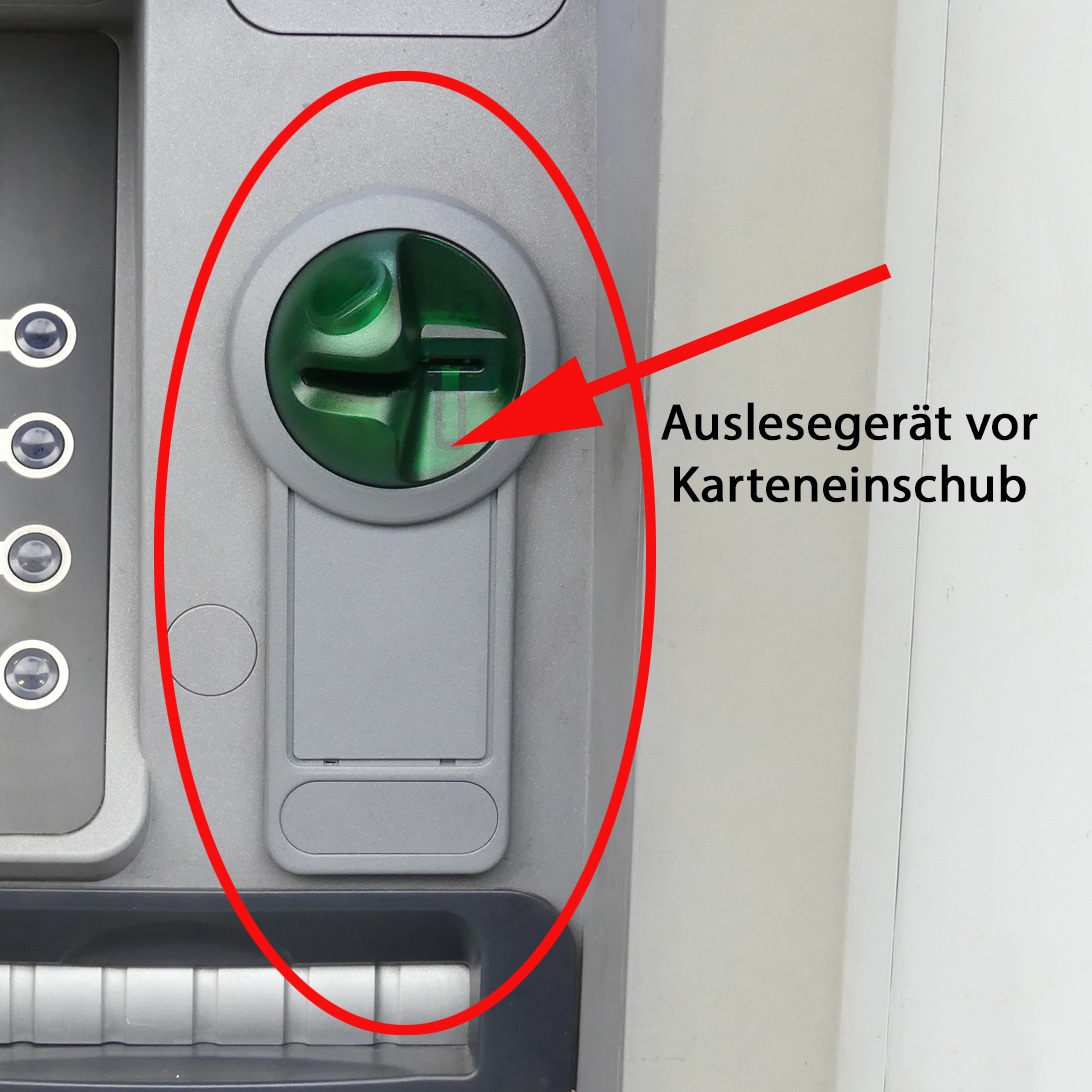Präparierter Geldautomat: Auslesegerät vor Karteneinschub. Foto: Polizei Oberberg