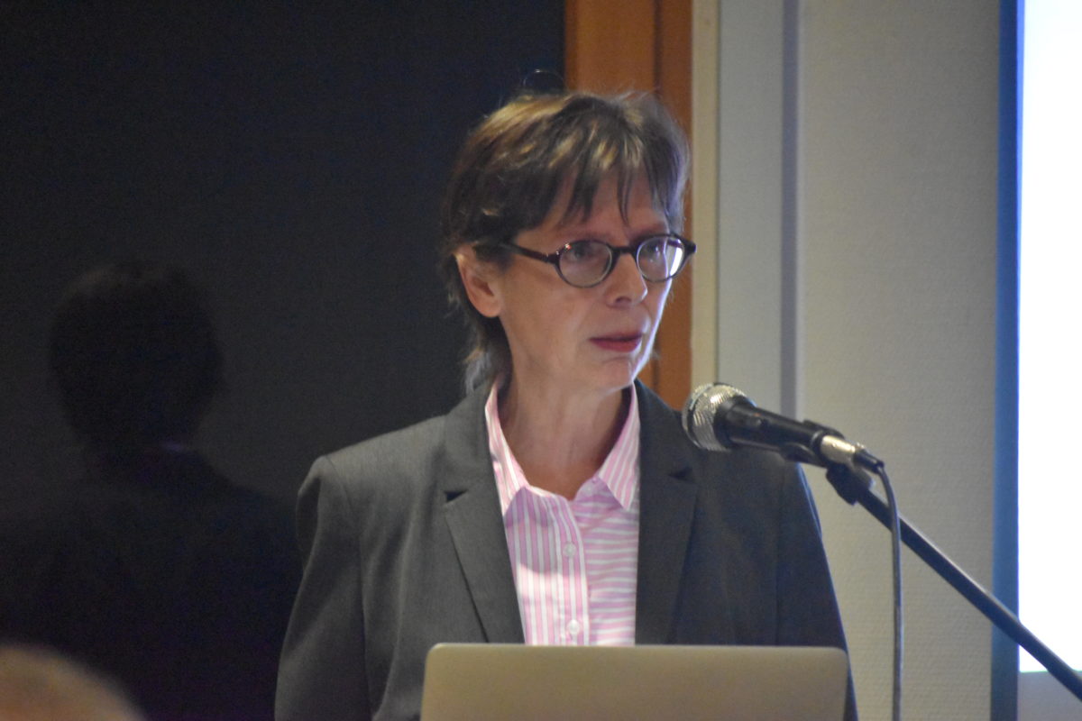 Dr. Ulrike Schrader bei ihrem Vortrag in Lüttringhausen. Foto: Peter Klohs