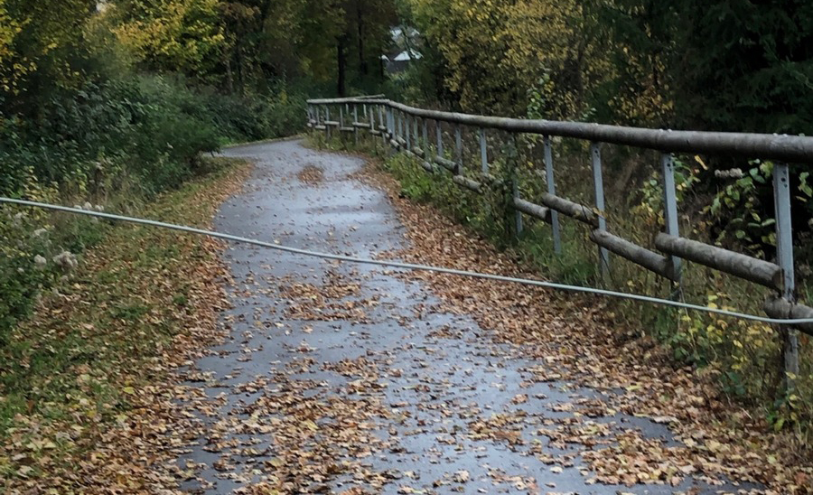 Ein Drahtseil war über den Radweg gespannt. Foto: Polizei Oberberg