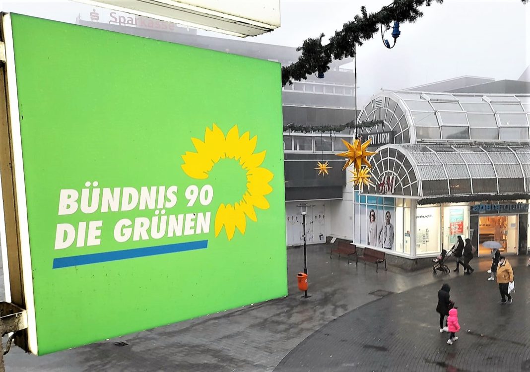 Der Blick aus der neuen Geschäftsstelle der Grünen Remscheid in Richtung Allee-Center. Foto: Grüne Remscheid