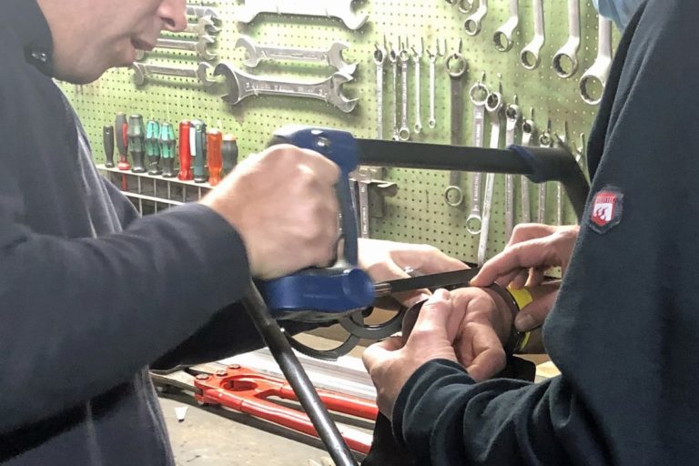 Karnevalsauftakt: Am Ende half nur noch die Eisensäge