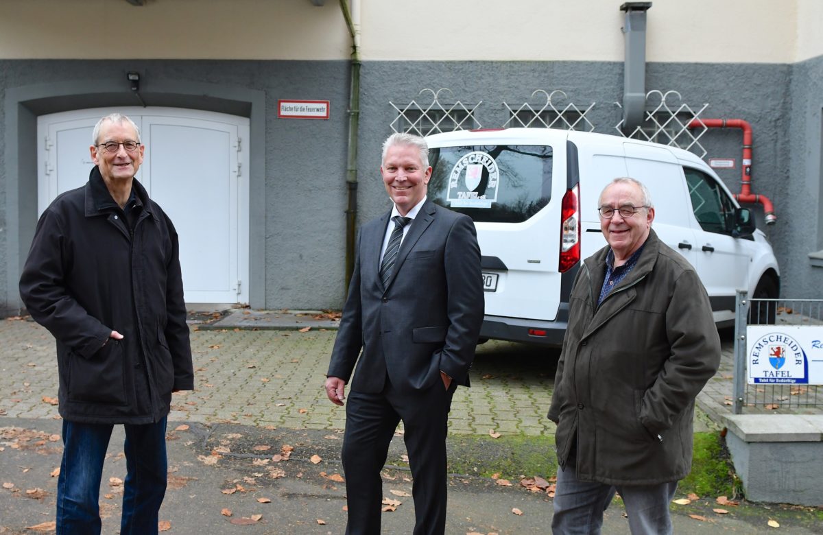 Remscheid: Volksbanker Oliver Wenzel (M.) traf Frank vom Scheidt (l.) und Karl Strock bei der Remscheider Tafel zur Spendenübergabe. Foto: Volksbank/Jürgen Moll