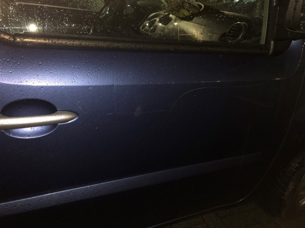 Unbekannte Vandalierende haben in Hückeswagen mehrere Autos zerkratzt. Foto: Polizei Oberberg