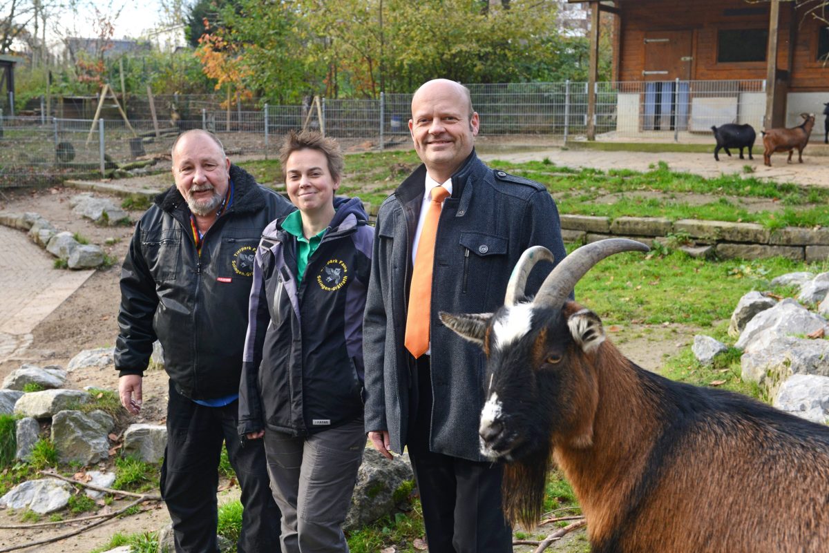 Solingen: Eric Brühne (r.) besuchte Linda Bunzenthal und Ulrich Schramm in der „Fauna“, die sich sehr über die Hilfe der Volksbank-Kunden freuen. Foto: Volksbank/Bettina Osswald