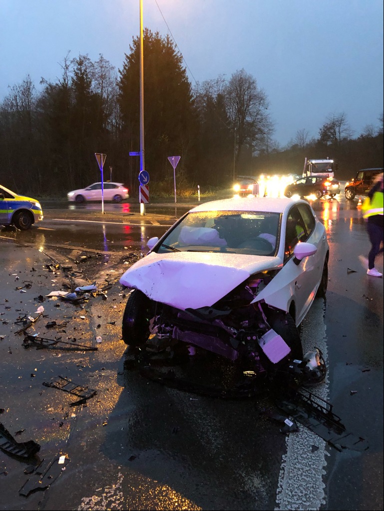 Zwei Schwerverletzte bei Frontalzusammenstoß in Gummersbach. Foto: Polizei Oberberg