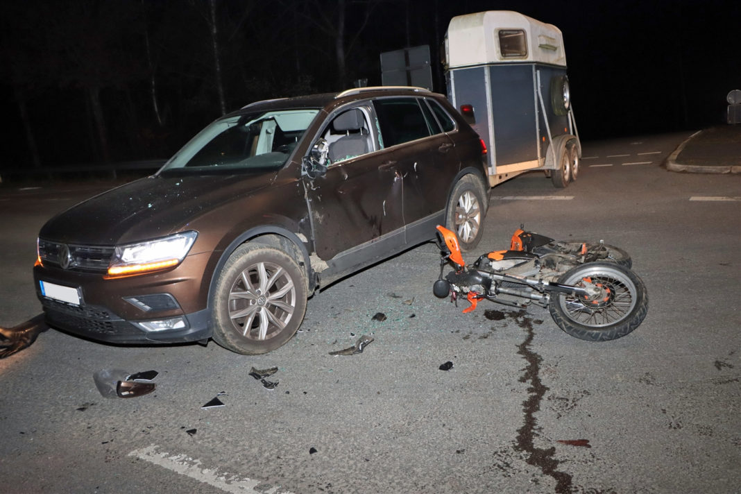 Reichshof-Nespen: Jugendlicher prallt mit Motorrad gegen Fahrerseite eines abbiegenden Fahrzeuges. Foto: Polizei Oberberg