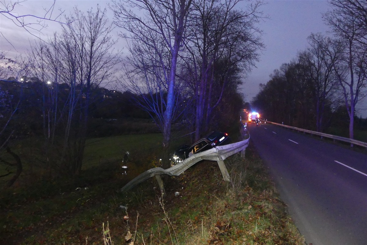 Sekundenschlaf: Die Fahrt eines Waldbrölers endete an einem Baum, dabei wurde er leicht verletzt, am Auto entstand Totalschaden. Foto: Polizei Oberberg