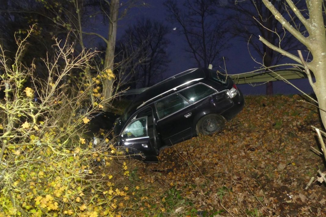 Sekundenschlaf: Die Fahrt eines Waldbrölers endete an einem Baum, dabei wurde er leicht verletzt, am Auto entstand Totalschaden. Foto: Polizei Oberberg