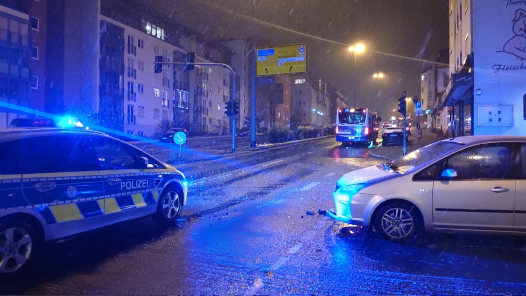 Unfall beim ersten Schnee: In Remscheid verunfallten ein Linienbus und ein Privatfahrzeug auf der Bismarckstraße Ecke Rosenhügeler Straße. Foto: Sascha von Gerishem