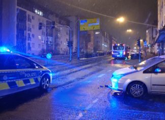 Unfall beim ersten Schnee: In Remscheid verunfallten ein Linienbus und ein Privatfahrzeug auf der Bismarckstraße Ecke Rosenhügeler Straße. Foto: Sascha von Gerishem