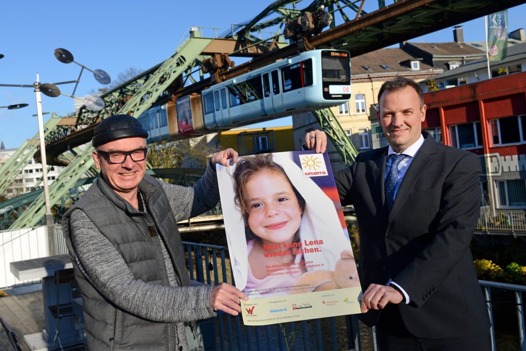 Wuppertal: Oliver Niehaus (r.) überbrachte die Volksbankspende an Georg Rose vom Verein Kindertal. Foto: Volksbank/Bettina Osswald