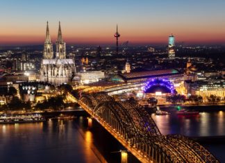 Köln am Abend mit illuminiertem Kölner Dom. Foto: Herbert Aust