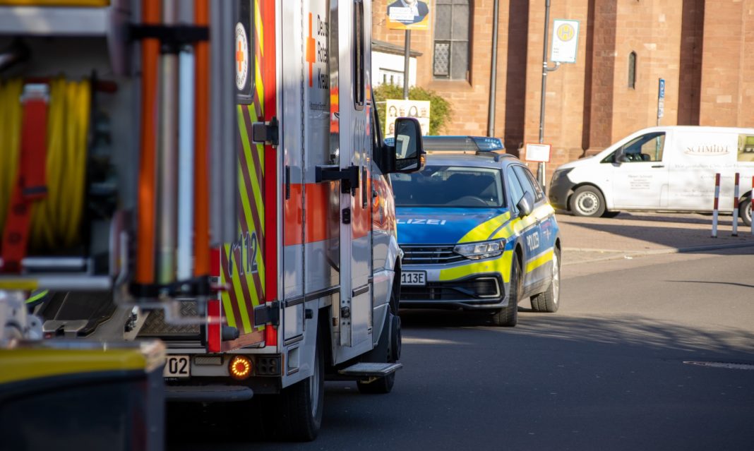 Polizei und Feuerwehr/Rettungsdienst im Einsatz. Symbolfoto.