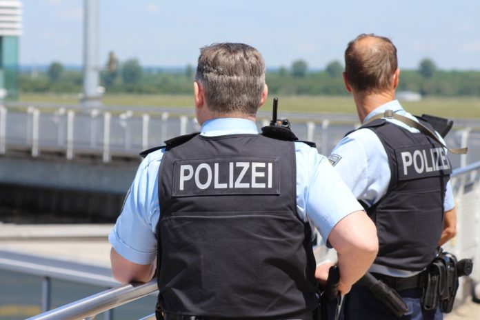 Polizisten während einer Fahndung. Symbolfoto: Fabian Holtappels
