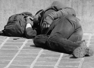 Ein Obdachloser schläft ungeschützt unter freiem Himmel. Symbolfoto.