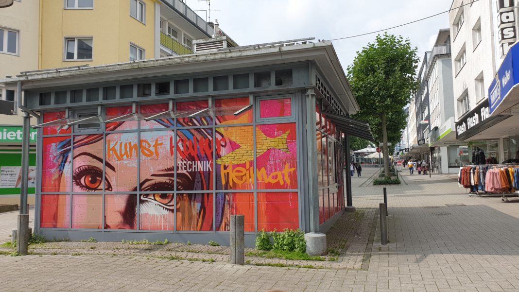 Der bunte Pavillon auf der Alleestraße verspricht Kunst, Kultur, Technik und Heimat. Foto: Sascha von Gerishem