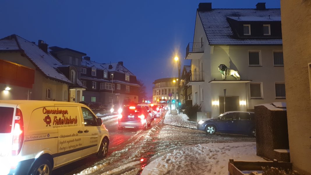 Straßen und Bürgersteige sind nass, glatt und rutschig, viele Autodächer nicht geräumt. Foto: Sascha von Gerishem