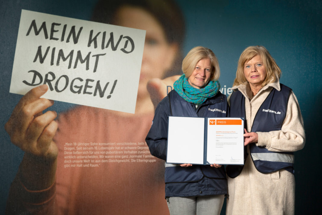 Christiane Erbel (l.) und Anja Woweries nahmen den Preis für die Landeskampagne in Berlin entgegen. © Tobias Fröhlich