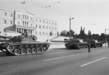 "Europas vergessene Diktaturen: Das Regime der Obristen in Griechenland": Drei Panzer auf der Straße vor einem repräsentativen Gebäude. ©ZDF - Alain Dejean