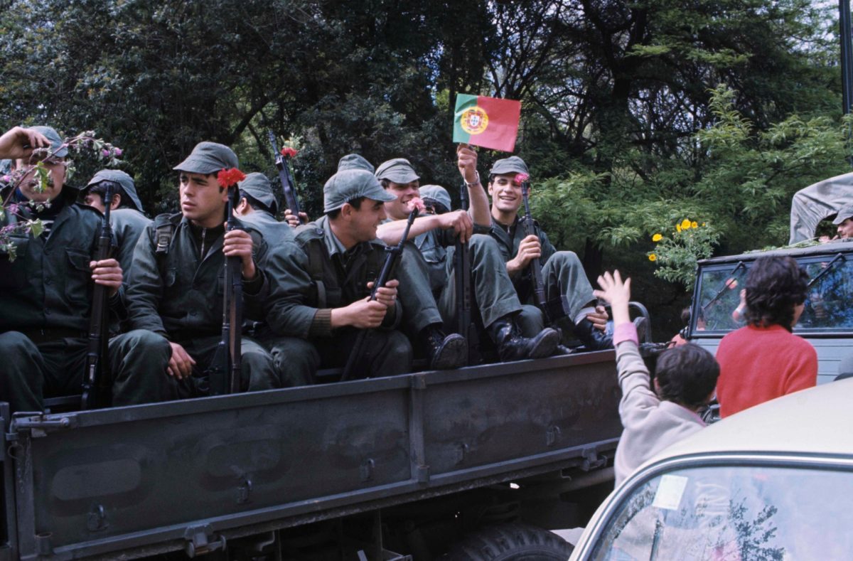 "Europas vergessene Diktaturen: Portugal": Auf einem Lastwagen sitzen Soldaten mit Nelken in den Gewehrläufen. ©ZDF - Manuel Litran
