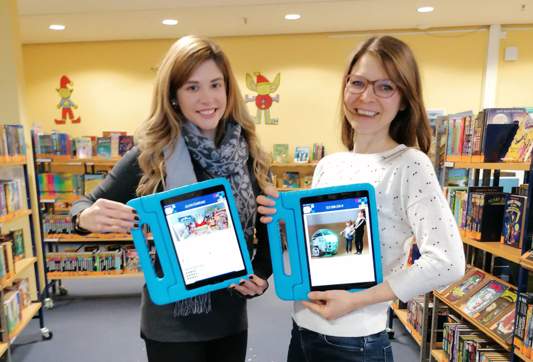 Fiona Roehlen und Yvonne Picard freuen sich über über die Auszeichnungen für die Kinder- und Jugendbibliothek Solingen. Foto: Stadt Solingen