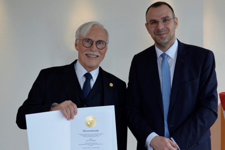 Goldene Ehrennadel für Volksbank-Vorstand Lutz Uwe Magney