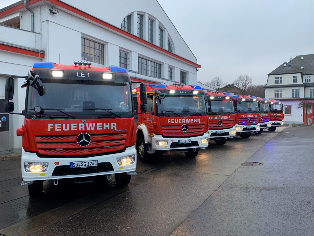 Solingens Oberbürgermeister Tim Kurzbach übergab diese sechs modernen Löschfahrzeuge an die Freiwillige Feuerwehr Solingen. Foto: Stadt Solingen