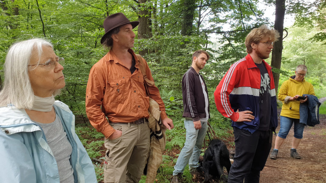 Hubert Benzheim, Colin Cyrus und weitere Teilnehmende beim Spaziergang im Gleisdreick. Foto: Sascha von Gerishem